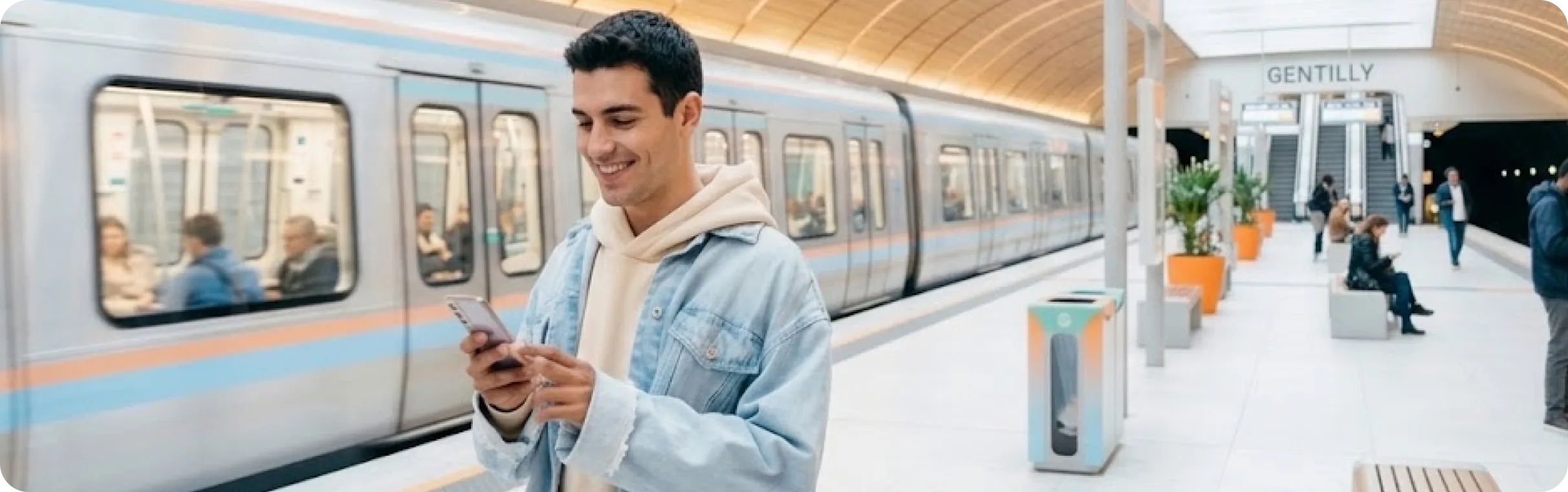 Estudiante repasando su curso Unitips en el metro